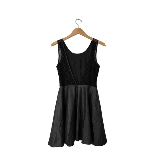 Walter Baker Sleeveless Fit N Flare Dress NWT - Picture 3 of 5